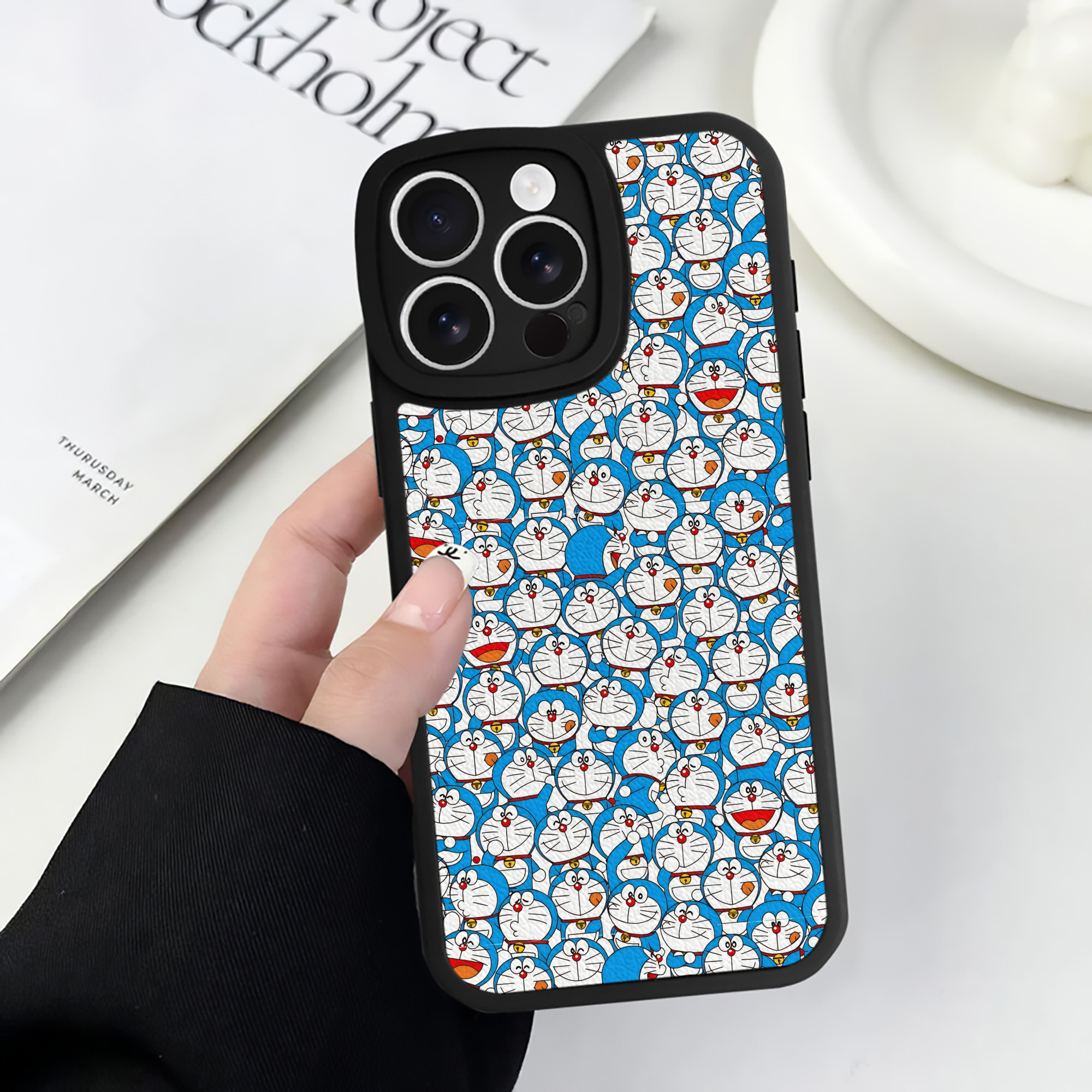 （画像用） ドラえもん Doraemon 【iPhone 16シリーズ対応】シリコンスマホケース（レザー調） 材質：シリコン